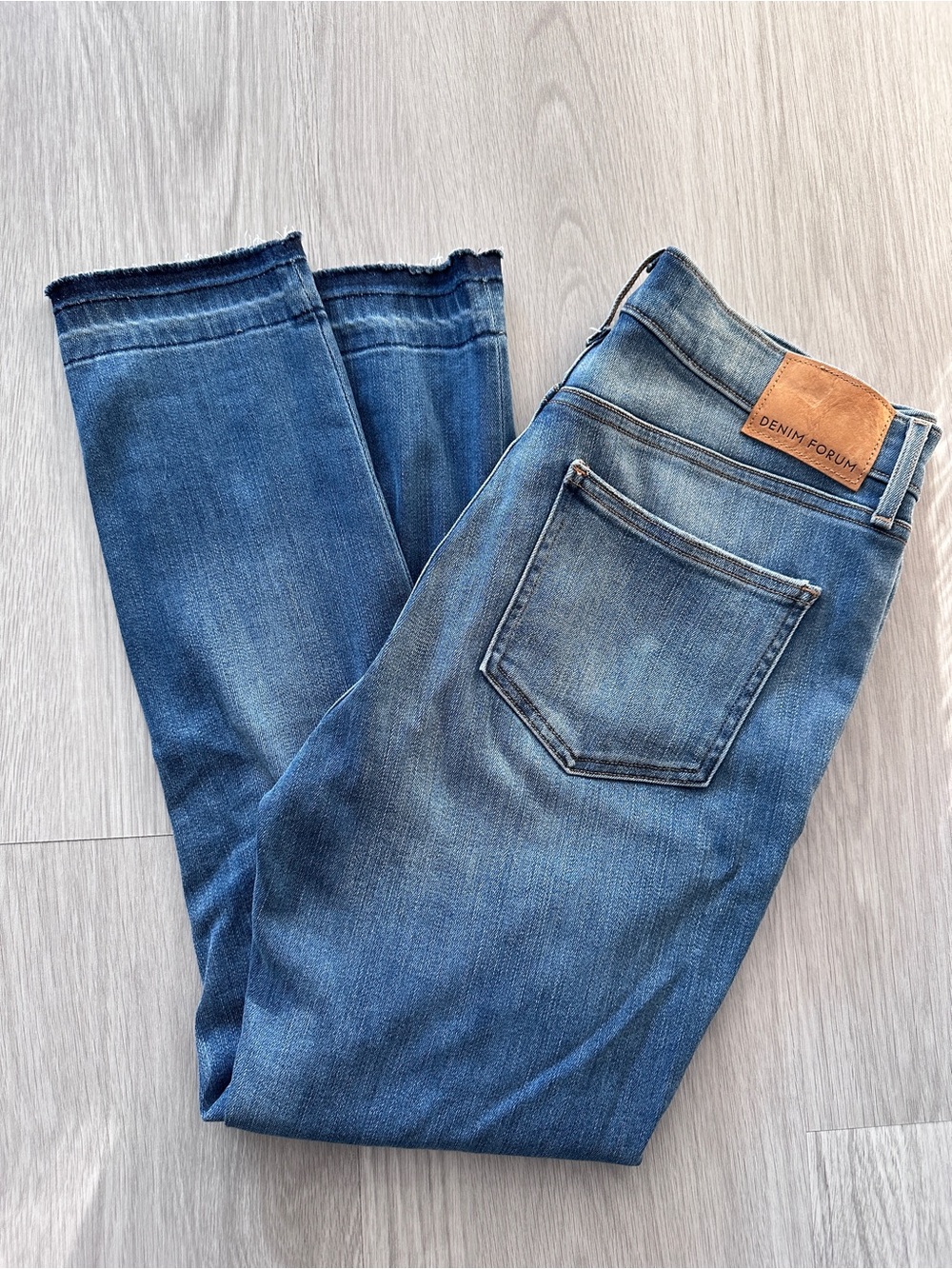 Aritzia Denim Forum Nico Mid Rise Skinny Cropped Jeans